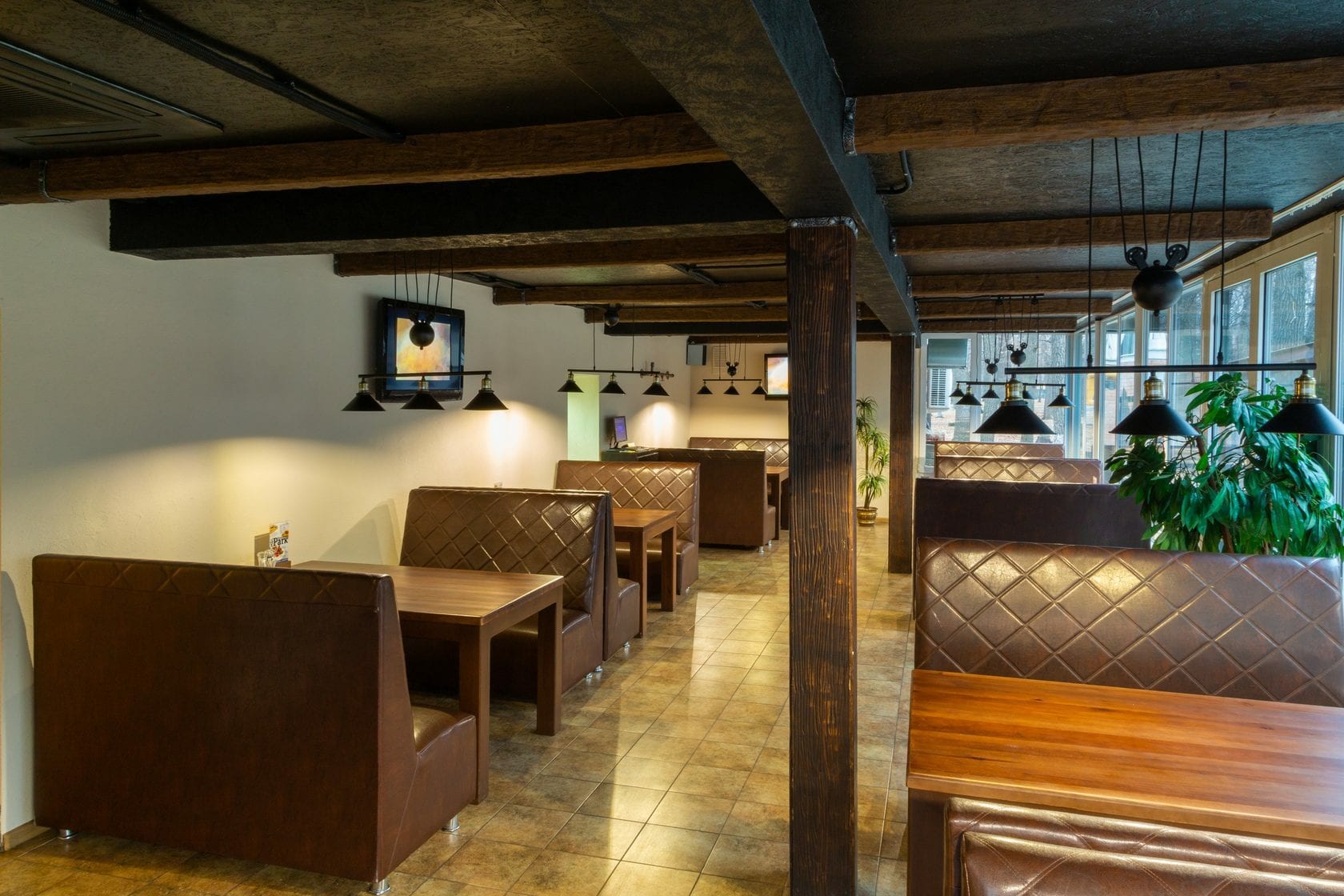 Уютный зал ресторана PARK с диванами