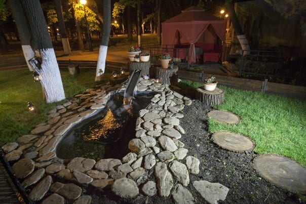 Декоративный ручей и зеленая зона у ресторана PARK