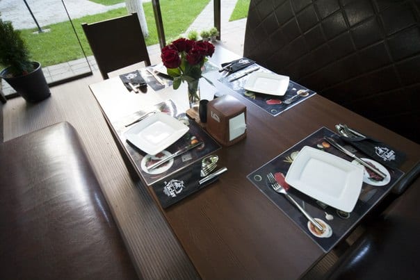 Сервированный стол в ресторане PARK