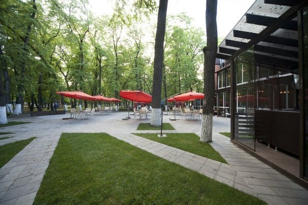 Вечерняя территория ресторана PARK с подсветкой