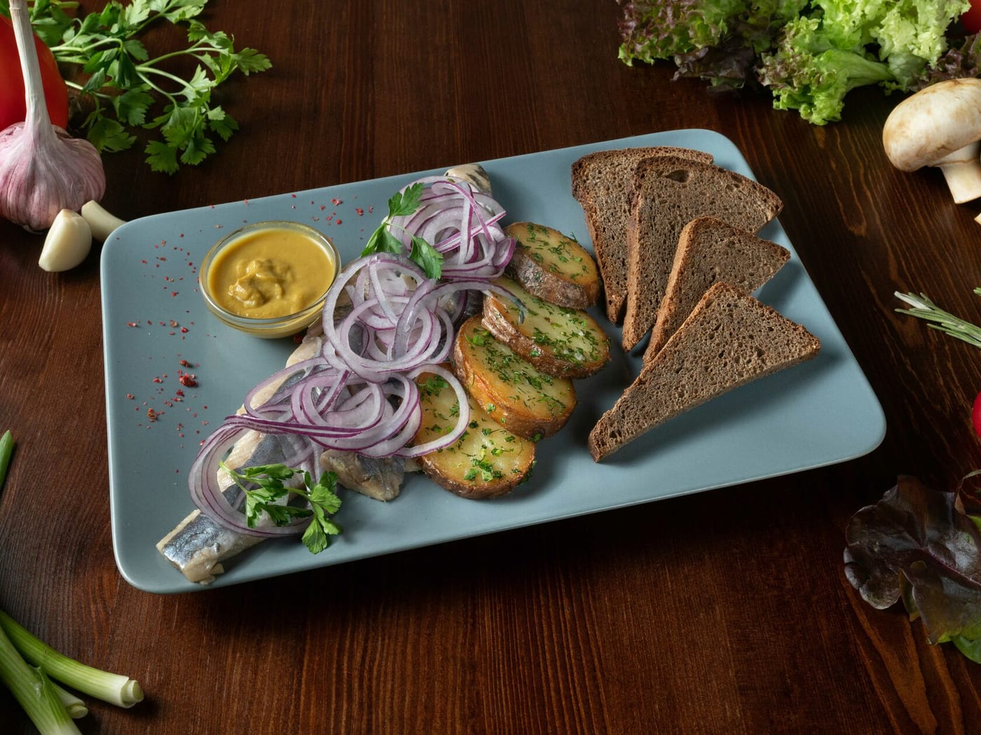 Селедочка с маринованным луком