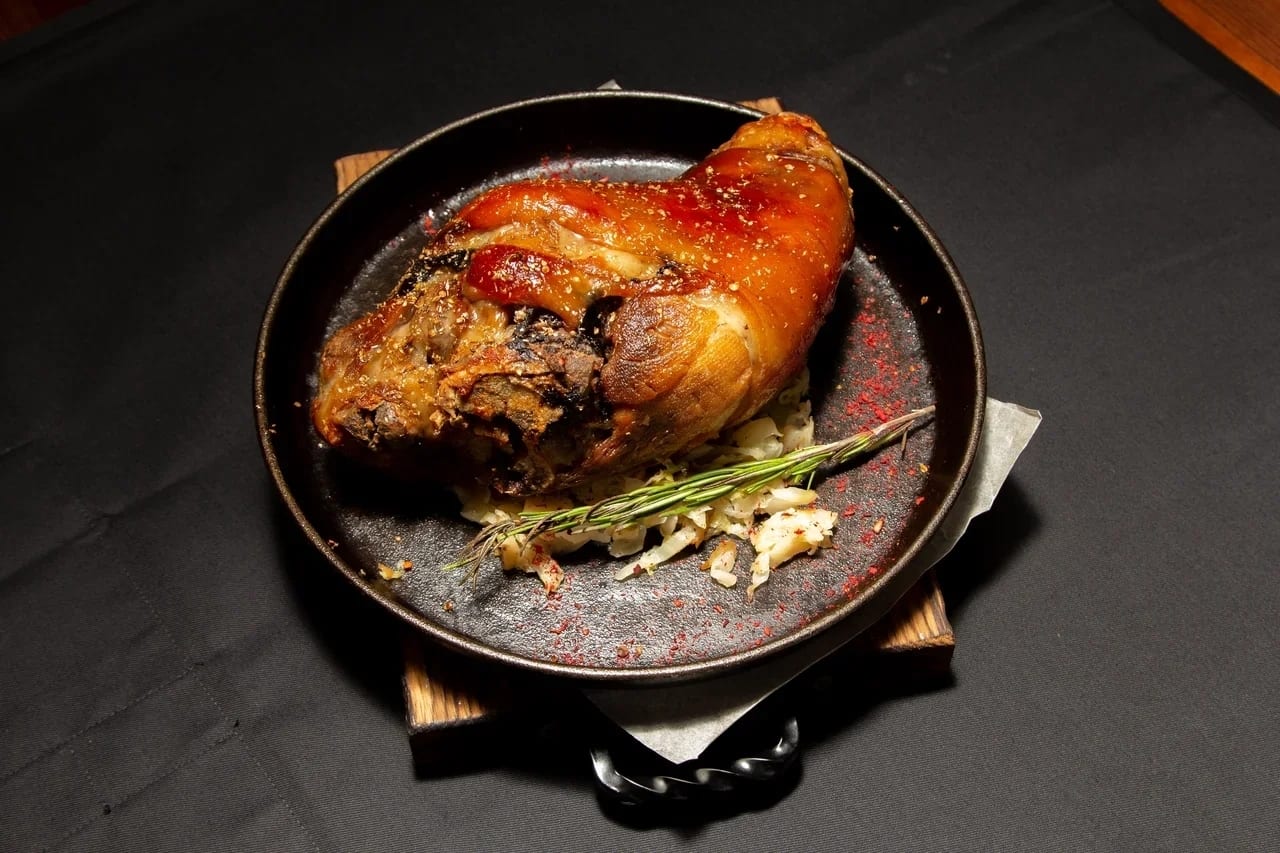 Рулька фирменная PARK от Шефа под ароматным соусом