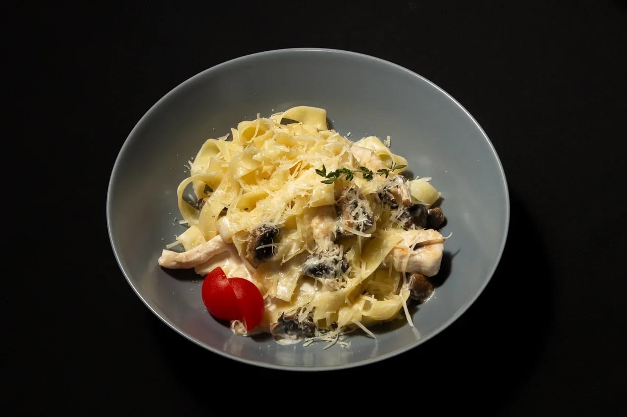 Фетучини с куриным филе и грибами в сливочном соусе
